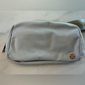 Lululemon Everywhere Belt Bag in Light Gray vapor gold white NWT